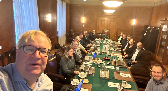 kimmorousku's tweet photo. Tänään on ollut erinomainen #kehittämispäivä #yhdessä @VMuutiset #JulkICT kanssa.  

Säännöllisten Teams-kokousten sijaan välillä f2f tuo ihan erilaista dynamiikkaa, esimerkiksi tilannekomiikka on ihan erilaista, kun ei tarvitse hihitellä itsekseen vaan voi repeillä yleisemmin. https://t.co/ITnOqD5CA3