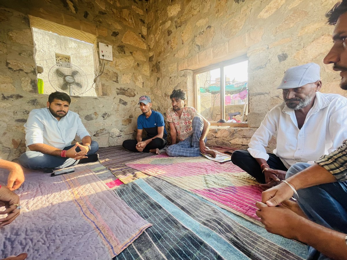 गांव गडरारोड में खीमा राम जी के भाई के निधन पर उनके निवास स्थान पर पहुंचकर श्रद्धासुमन अर्पित कर परिवारजनों को सांत्वना दी। #शिव #गडरारोड #बाड़मेर #राजस्थान