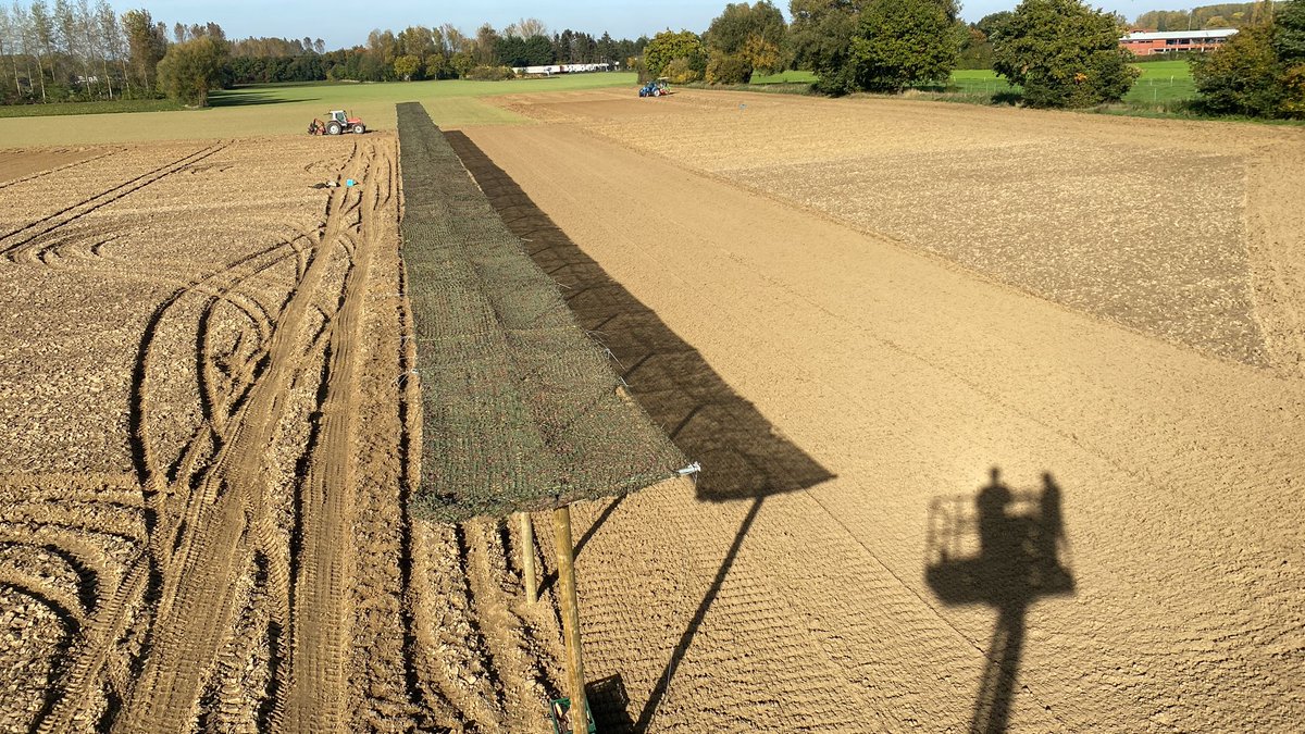 Schaduwconstructie 2.0 te Herent <a href="/Praktijkpunt/">Praktijkpunt Landbouw Vlaams-Brabant</a> werd deze middag afgewerkt. Momenteel wordt wintertarwe gezaaid langs de constructie. Zo wordt data verzameld over de schaduwinvloed bij #agroforestry voor AF2025 <a href="/VLAIO_be/">VLAIO</a>