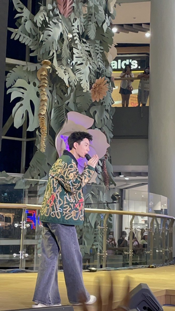 cherXsk's tweet photo. ลงไว้เป็นความทรงจำดีๆหลังจากเป็นเบบี๋มา2ปีกว่าๆเป็นเด็กบ้านนอกไม่คิดว่าจะได้มาเจอเมนตัวเองวันนี้ได้มาเจอมันดีใจจนบอกไม่ถูกมือไม้สั่นนั่งคิดกับตัวเองว่าจริงหรือป่าวหลังจากที่เจอกลับมาร้องไห้ไม่อยากกลับบ้านอยากอยู่เมืองกรุงอยากเจอเขาอยากตามเขาบ่อยๆรักมากมาย💚 #25ปีเซ็นสามxออฟจุมพล https://t.co/DNx9KIFfPq