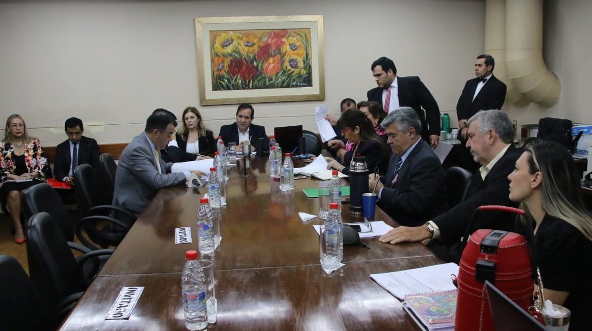 Reunión de la Comisión de Presupuesto, que preside el Diputado <a href="/arnaldopy/"></a> 

Proyecto de Ley “De Suministros y Contrataciones Públicas”.

Se recibió a los titulares de las siguientes instituciones: @Haciendapy y <a href="/msaludpy/">Ministerio de Salud</a>.

<a href="/OscarLlamosas/">Oscar Llamosas</a> <a href="/julioborba29/">Julio Cesar Borba</a>