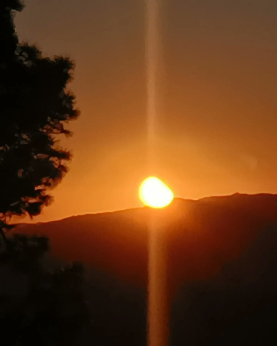 vjgahlot's tweet image. Eclipse! Best the phone camera could do!

#kasardevi #kumaon #himalayas