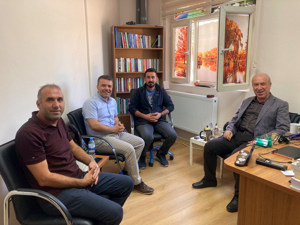 SSBMYO1's tweet photo. TRT Haber Kurgu Şefi Selahattin Ceylan, mezunu olduğu Radyo ve Televizyon Programcılığı Programı’nı ziyaret ederek öğrencilere kurgunun temel ilkeleri hakkında bir sunum gerçekleştirdi. https://t.co/crnb9UNr74