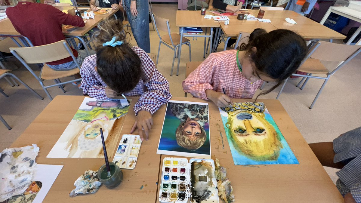 artiescola's tweet photo. 🗣Avui amb la Cori Mercader, artista i educadora del M/A\C hem treballat el concepte OBSERVACIÓ/FRUSTRACIÓ a partir de la pintura de “ROSTRES LÍQUIDS”. L’aigua, el joc de colors, el gest i l’emoció HAN FET LA RESTA ♥️ @artiescola @macmataro @escolamsola #paredolia #abstracció https://t.co/qFcQYF2SaM