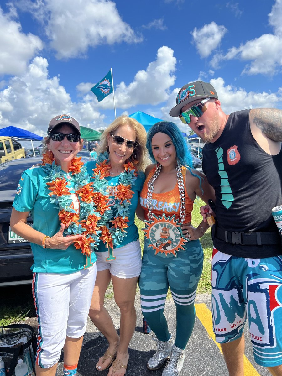 finatic1972's tweet photo. It’s #TuaTuesday🤙🏼Thanks to generosity of @SouthFlorals I’m raffling off #TuaLei for my Dolphins Challenge Cancer fundraiser. Winner chosen 10/31! $5-1 chance; $10-3 chances; $20 or more-10 chances. RT’s appreciated! #TuaTime
#OneTeamOneFight #FinsUp
👇🏼
https://t.co/C0fYuAsbpk https://t.co/VLA9jI0kIC