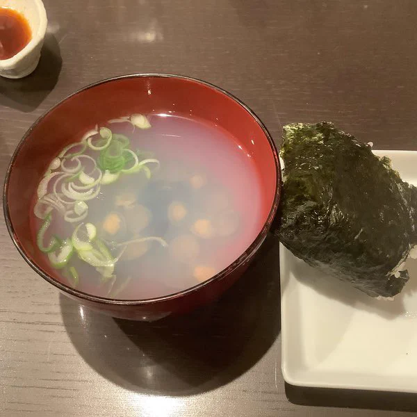大間のマグロ中トロ、味噌貝焼き。しじみ汁は味噌入ってないのね、初踏み込みの青森。これで訪れてないのは佐賀と福井だけ? 