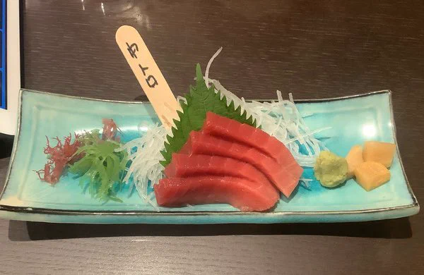 大間のマグロ中トロ、味噌貝焼き。しじみ汁は味噌入ってないのね、初踏み込みの青森。これで訪れてないのは佐賀と福井だけ? 