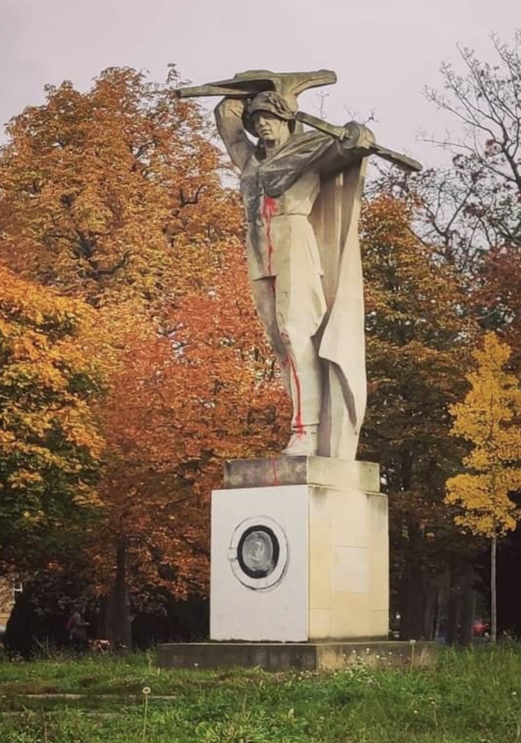 DarPutinovi's tweet photo. Prosím vás, přátelé. Vypadá teď pomník rudoarmějce v Litoměřicích opravdu takhle? Fakt stojí na pračce? Tahle fotka je ze zahraničního zpravodajského zdroje ale u nás jsem žádnou takovou informaci nenašel. Nevíte někdo? Díky moc. https://t.co/TJPtUKvk39