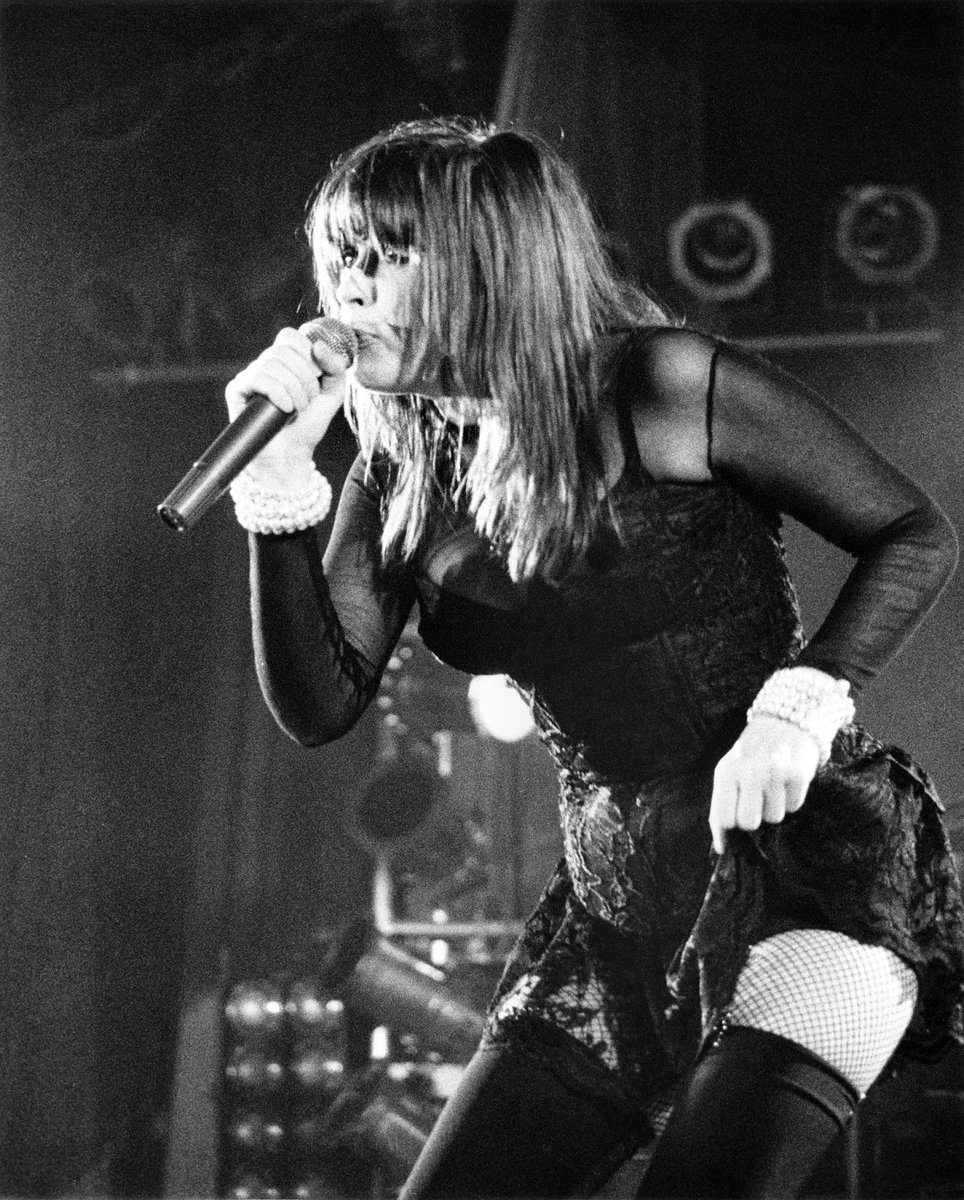 1/ Born on this day: feral, perverse and raspy-voiced frontwoman of underrated post-punk Australian band Divinyls, #ChristinaAmphlett (25 October 1959 - 21 April 2013). #chrissyamphlett #divinyls #badgirl #lobotomyroom #postpunk #NewWave #sexkittengoneberserk #ITouchMyself