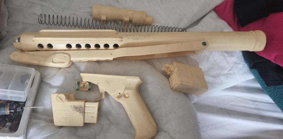 Adisell's tweet photo. I made and painted a E11 blaster.  I modded a Doopydoos Resin kit #StarWars https://t.co/0P1acbRTRn