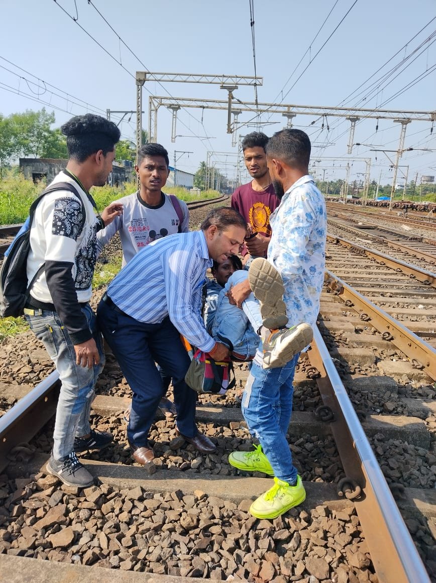 WRMS_VASAI's tweet photo. Today Sr.Passenger TrainManager Shri.Avnish Yadav saved a passenger fallen from moving train between Naigaon and Vasai Road and rendered him first aid.
One more noble work towards mankind.
Salute to his Alertness and Dedication. https://t.co/3O9sMH8GEY