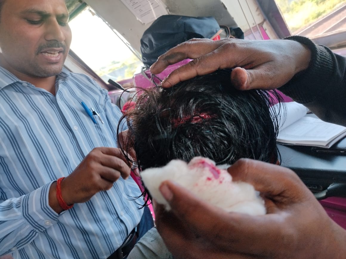 WRMS_VASAI's tweet photo. Today Sr.Passenger TrainManager Shri.Avnish Yadav saved a passenger fallen from moving train between Naigaon and Vasai Road and rendered him first aid.
One more noble work towards mankind.
Salute to his Alertness and Dedication. https://t.co/3O9sMH8GEY