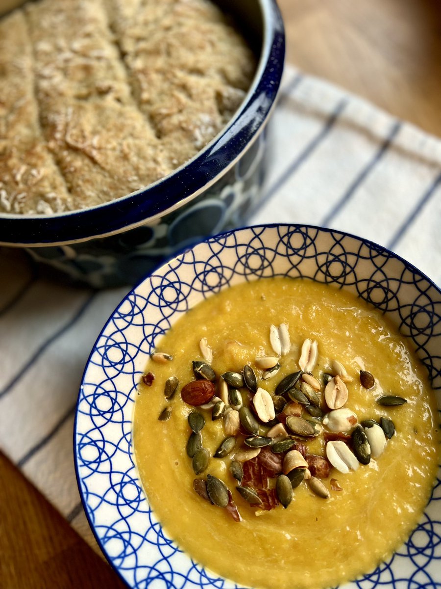 tiibet_mfc's tweet photo. Today I made roasted pumpkin soup and baked bread for it, made me think of @mikasounds and his cooking vids #cookingwithmika 🍁🍂🎃 https://t.co/DRXLr1Iqcj
