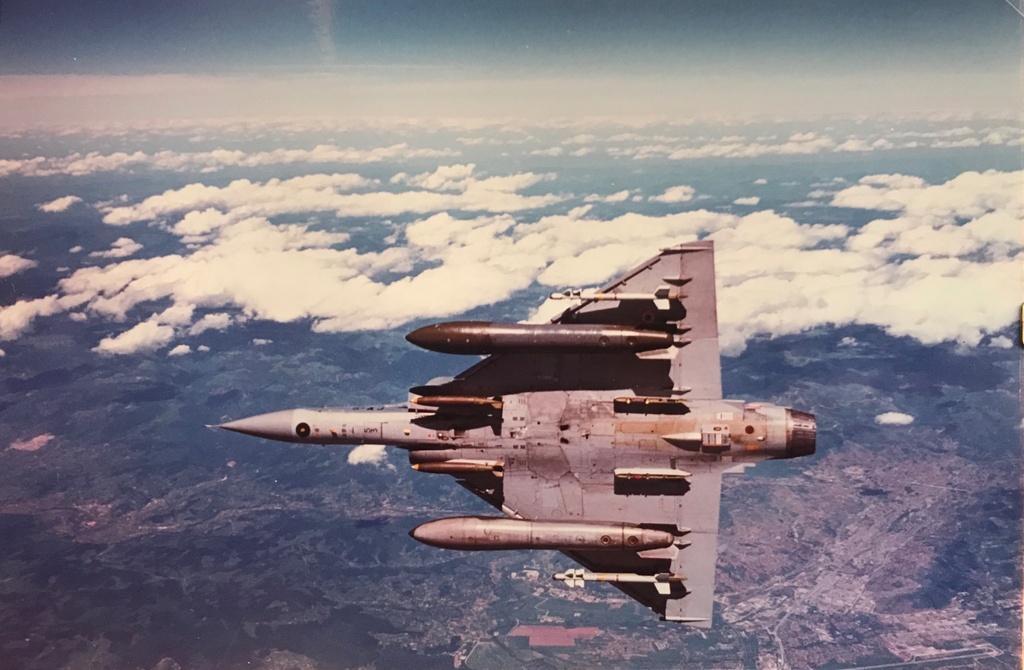 warplane_porn's tweet photo. Mirage 2000C of Fighter Squadron 2/12 Picardie above Sarajevo in 1995. [2048×1340] from /u/triyoihftyu at #WarplanePorn ➡ https://t.co/cvLybiZ8K1 https://t.co/9XCjYALapI