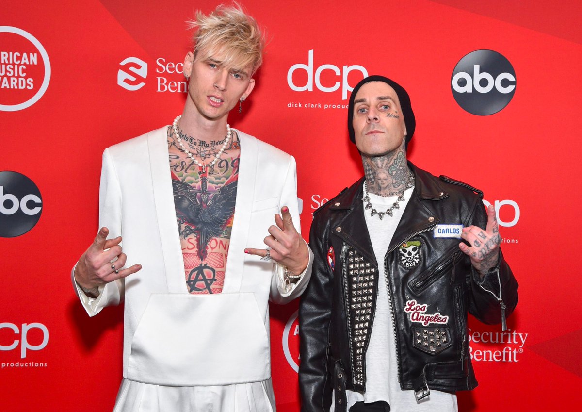 WeAreMGK44's tweet photo. Put your votes in reply 💗 

I’m voting for Machine Gun Kelly for FAVORITE ROCK ARTIST at the #AMAs https://t.co/JoJeyRr0Cu