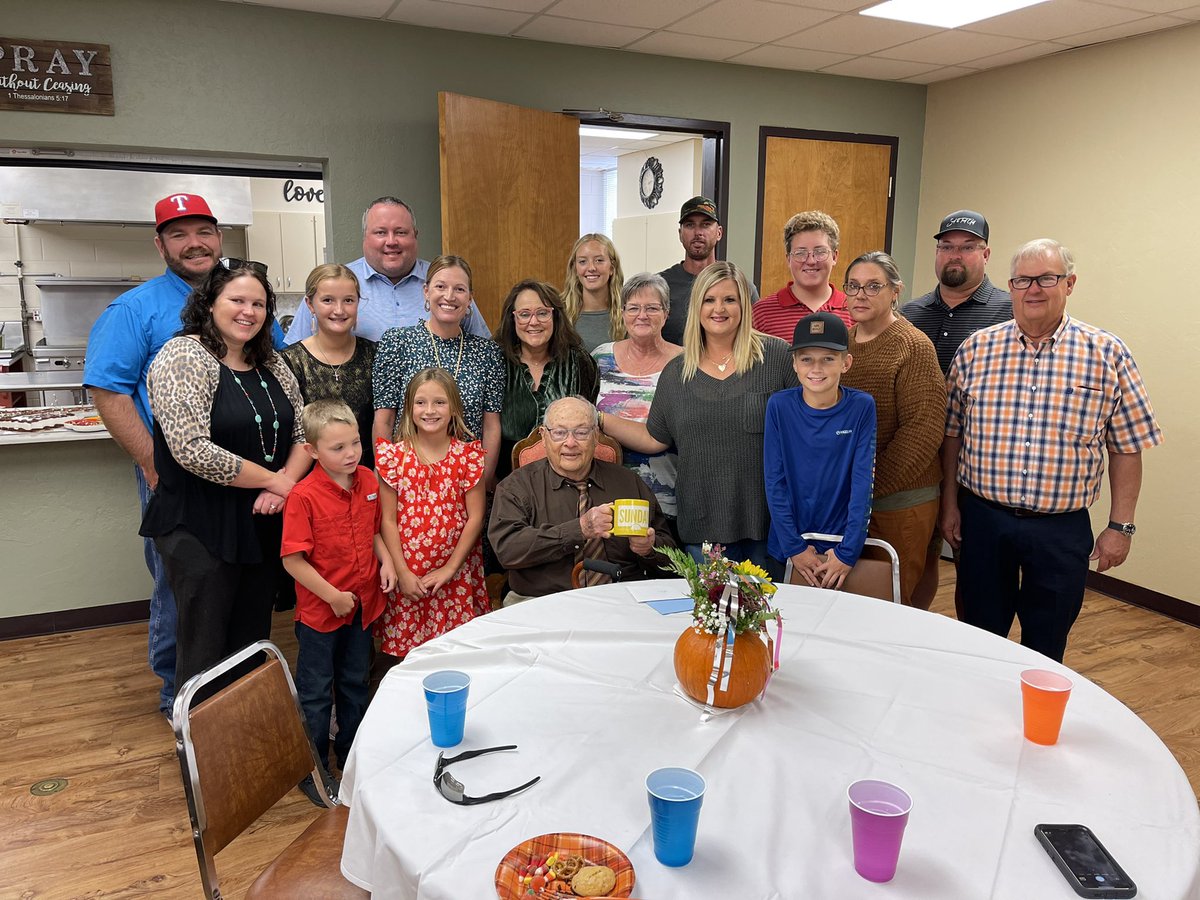 julielittke110's tweet photo. Leon Evans Clinton, OK with his fav mug #sundayToday for his 90th b-day with ALL his family- 2 kids, 4 grandkids, & 6 great grandkids! Leon is still the great grands biggest supporter in school & sports & he is loved by so many! ♥️ #yellowmug #sundaytodaymugshots @WillieGeist https://t.co/8BT7uDGins