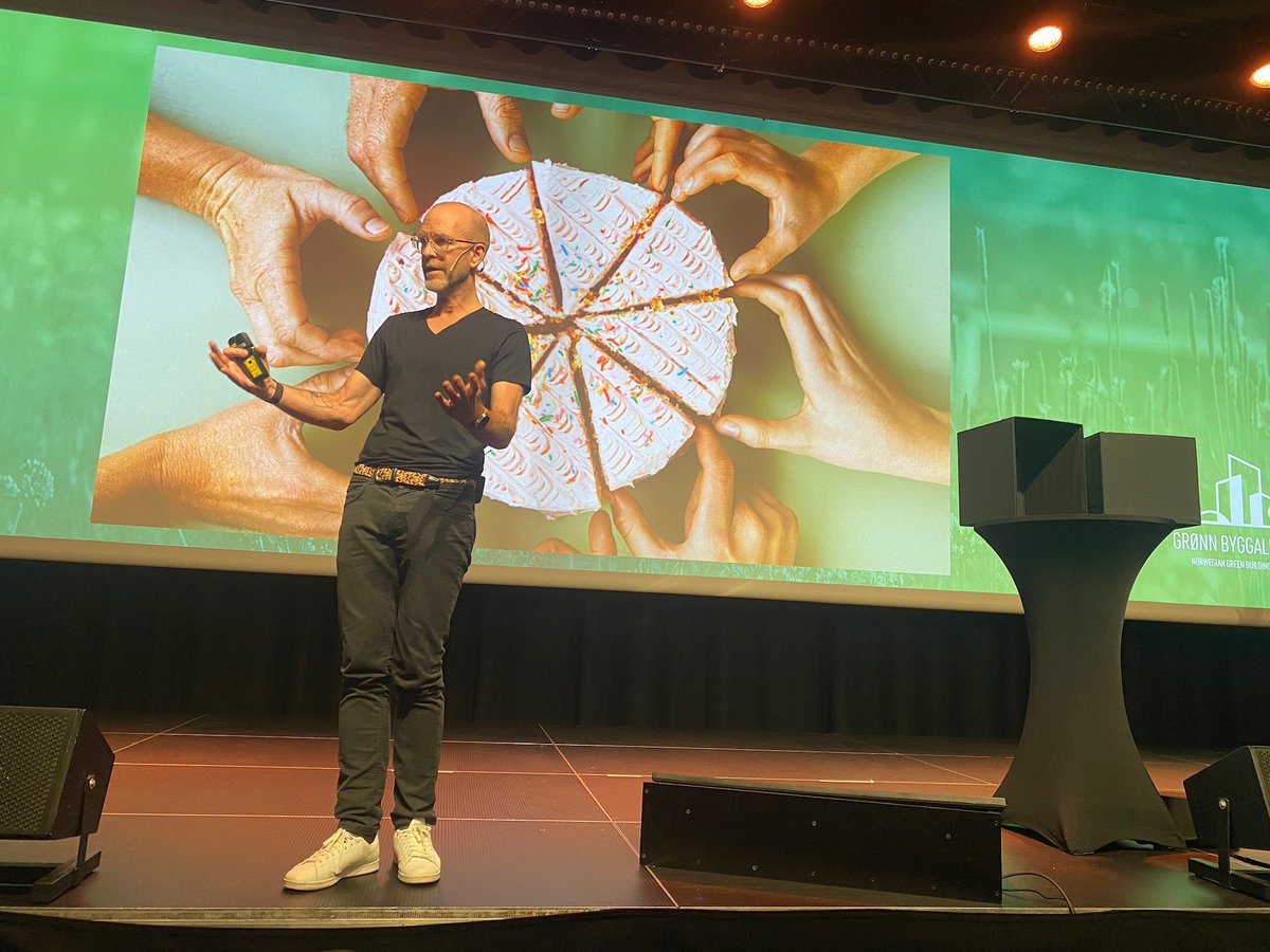 Lars Erik Lund i <a href="/veidekke/">Veidekke</a> snakker engasjerende om å endre forretningsmuligheter. Hva om vi eide asfalten på norske veier, og myndighetene leier den? #gba20