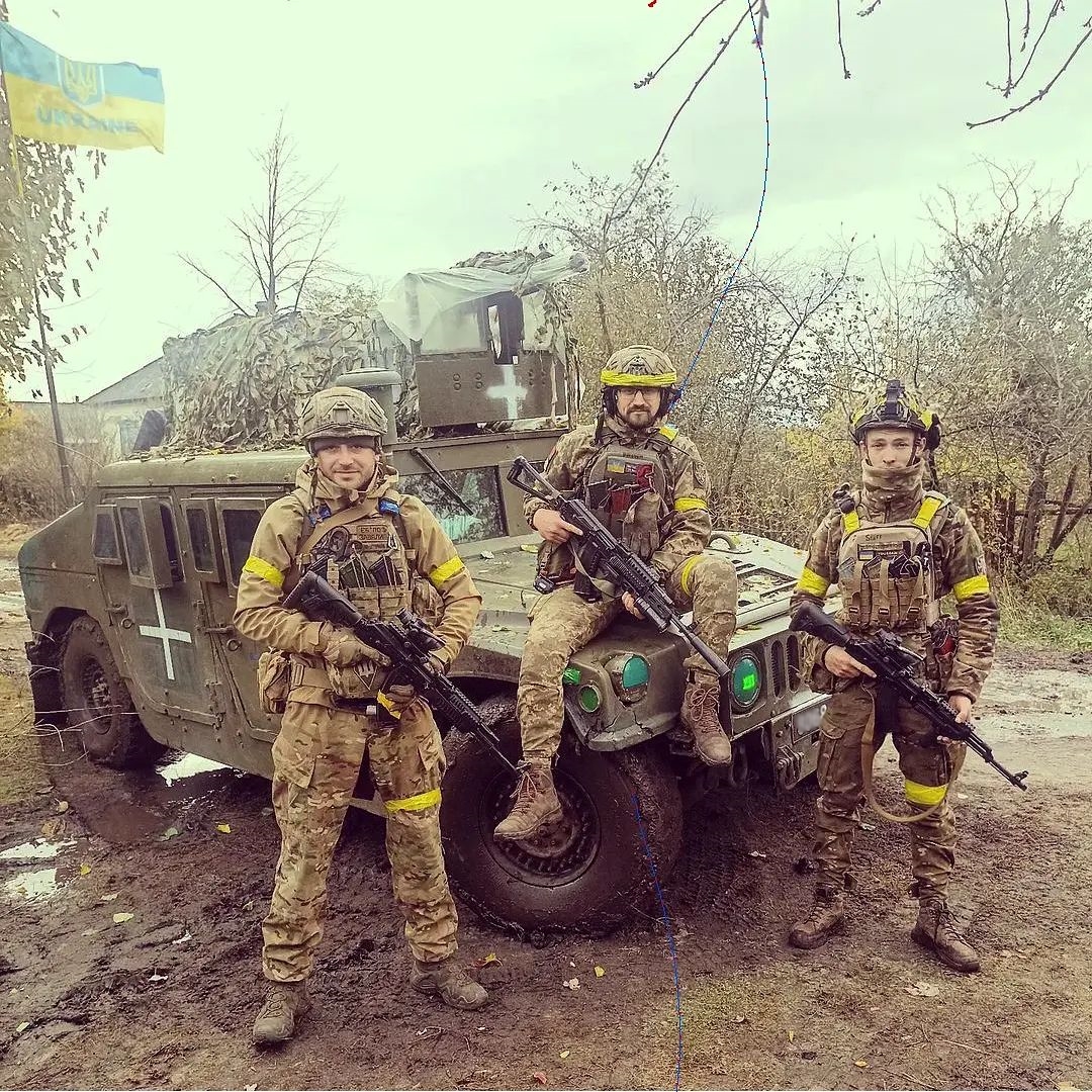 DesignChamber's tweet image. Звільнений населений пункт N. Бійці ЗСУ та їх Humvee з українським прапором.