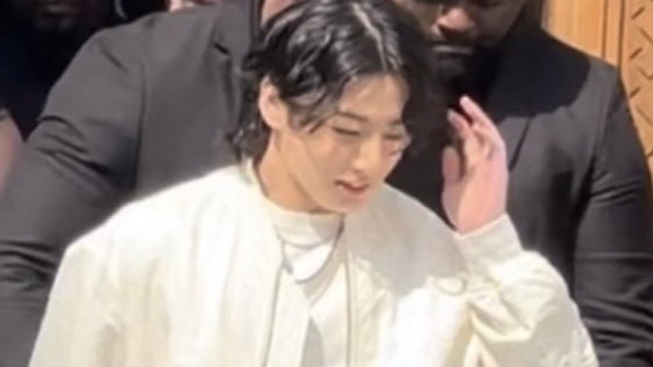 stargguck's tweet photo. everyone saw Jungkook in Qatar said that he's handsome tall and so talented everyone saw him irl praised his handsomeness and talk about how much he's talented and polite . anyone who see him today is so lucky to see this prince in real life https://t.co/H3LqdYlHnF