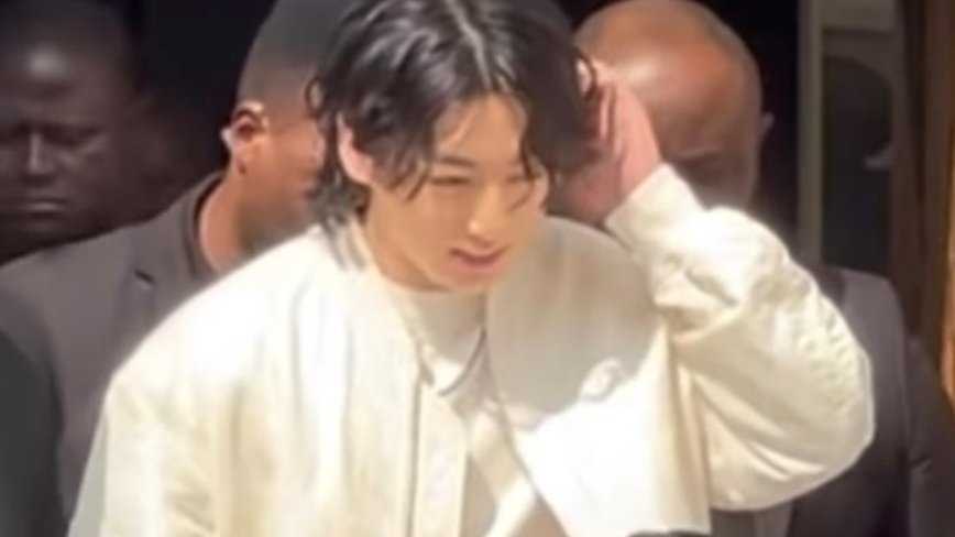 stargguck's tweet photo. everyone saw Jungkook in Qatar said that he's handsome tall and so talented everyone saw him irl praised his handsomeness and talk about how much he's talented and polite . anyone who see him today is so lucky to see this prince in real life https://t.co/H3LqdYlHnF