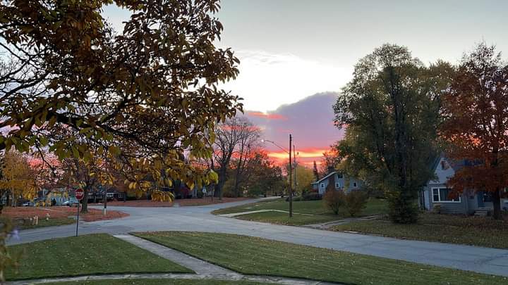 K_The_Trey's tweet photo. Shot from my neighbor's porch; I steal her pics and post here. My driveway is just to the right out of frame. https://t.co/JxqeQBVGCg