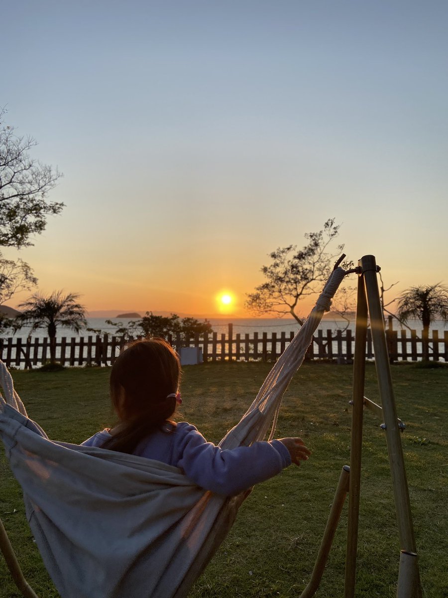 0529ricky18's tweet photo. キャンプ場着いて、ササっと設営して、
海の向こうに沈む夕陽を娘と見る。
心が安らぎました〜♪
明日の朝はまた爽やかな海の景色が見れる。
この時間最高！
平日キャンプで貸切状態(^^)
波の音を聞きながら、あとは寝る時間を待つのみ…。
#アウトドア
#キャンプ
#上天草市 https://t.co/fbeBInrwQj