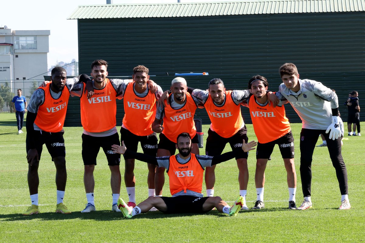 Trabzonspor'un son antrenmanındaki 4 takımlık çift kale turnuvayı fotoğraftaki turuncu takım kazandı. Djaniny Semedo 4 gol, Yusuf Yazıcı 2 gol atarken, Lahtimi ve Kerem Şen 2, Peres ve Hüseyin'de 1'er asistlik katkı yaptı.