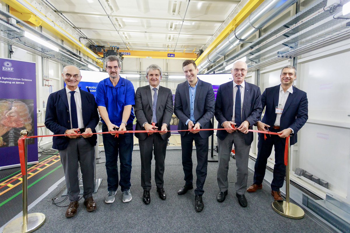esrfsynchrotron's tweet photo. Great honour to welcome @BraFDP and @BMBF_Bund representatives for a visit of @esrfsynchrotron and the inauguration of BM18, the world-unique beamline for multiresolution tomography #industry #bioimaging #EUscience 
🇩🇪🇪🇺🇫🇷
In presence of @GFioni https://t.co/XcupbHHrDT