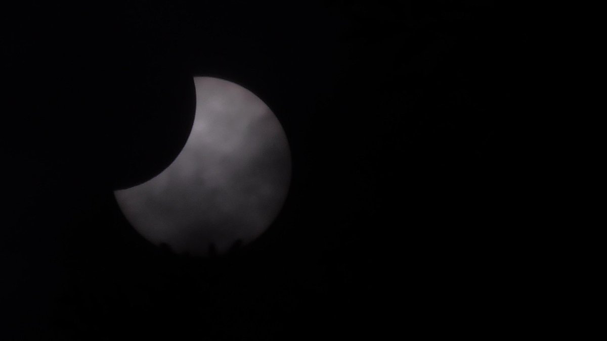 _HansK_'s tweet photo. #Sonnenfinsternis, #SolarEclipse2022 zwischen den Wolken https://t.co/Nmz9c2QQWi