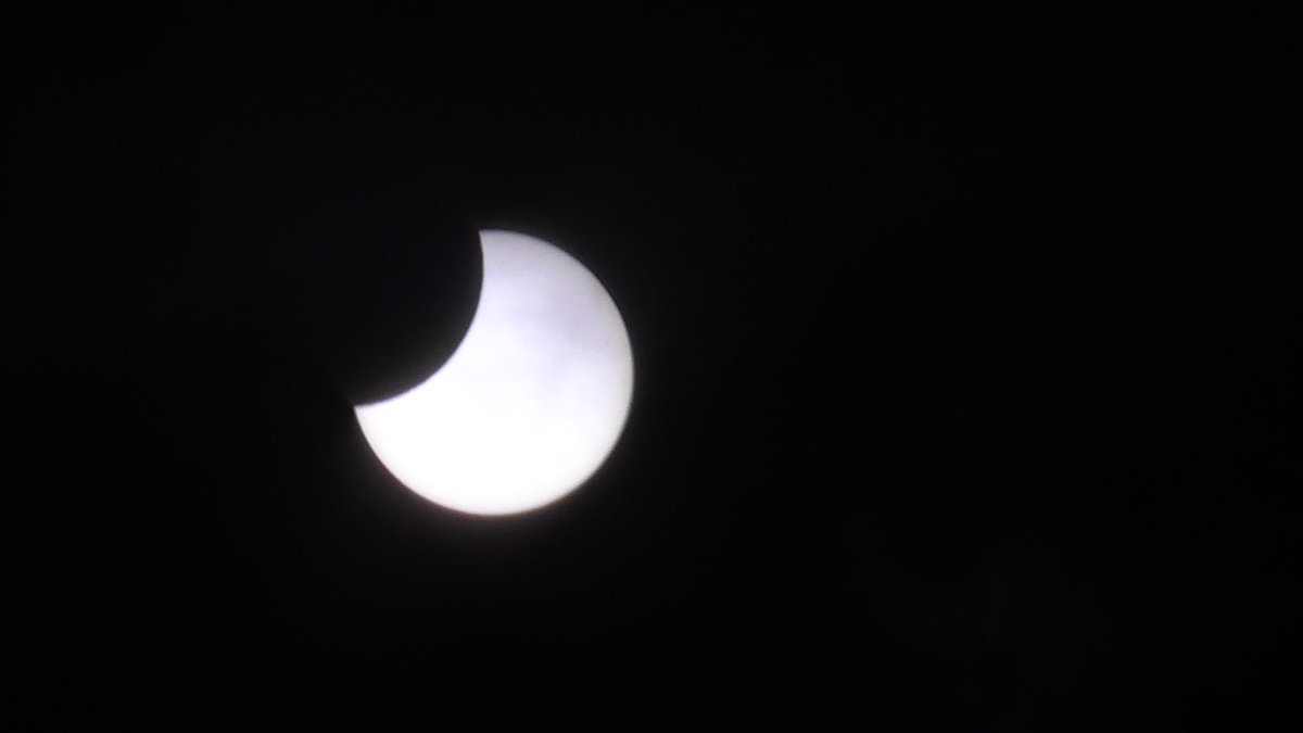 _HansK_'s tweet photo. #Sonnenfinsternis, #SolarEclipse2022 zwischen den Wolken https://t.co/Nmz9c2QQWi