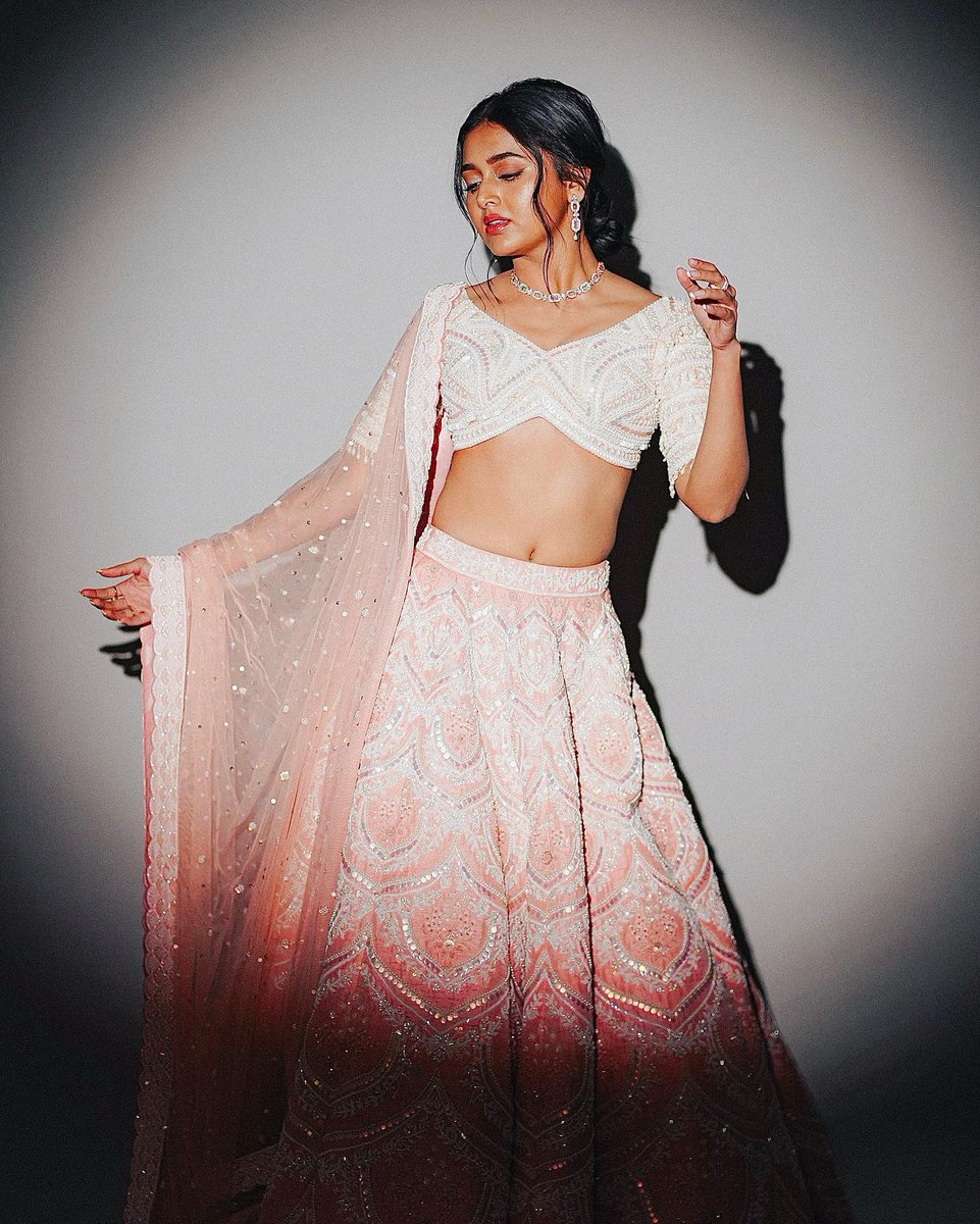 ETimesPhotos's tweet photo. Whose #Diwali look did you like better?

RT for @itsmetejasswi 

Like for @ishehnaaz_gill 

#ShehnaazGill #TejasswiPrakash #diwali2022 #TejaTroops #shehnaazians https://t.co/xqHJFxyQaA