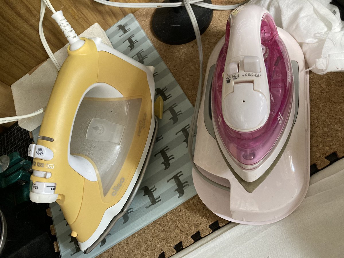 robinbirdcreate's tweet photo. 日曜日の早朝、#OLISO のアイロンが激しく橙色のランプが点滅。
そして、足が出たり引っ込んだりして水がどばーっと漏れ出す。
今回で故障二回目。前回は補償期間内。修理できないアイロンらしく新品交換。今回はもう補償終わったかな。
ミシン屋行くと、JANOMEが八月にOLISOの取り扱いやめたとか😅 https://t.co/nAEcdW7U1E