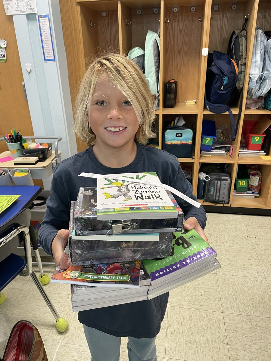 SheridanMBS's tweet photo. #bookboxday these kids are super excited to get new books! @MBS_Pride @MsCiaglia https://t.co/kqc3GqlxP0