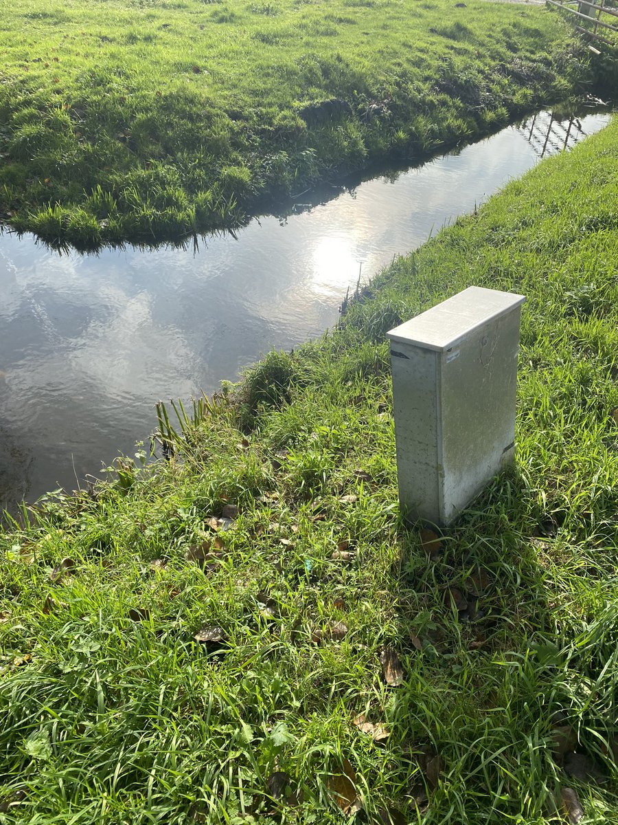 Ik heb geprobeerd de zonsverduistering vast te leggen via de weerspiegeling in de sloot. Als je goed kijkt…