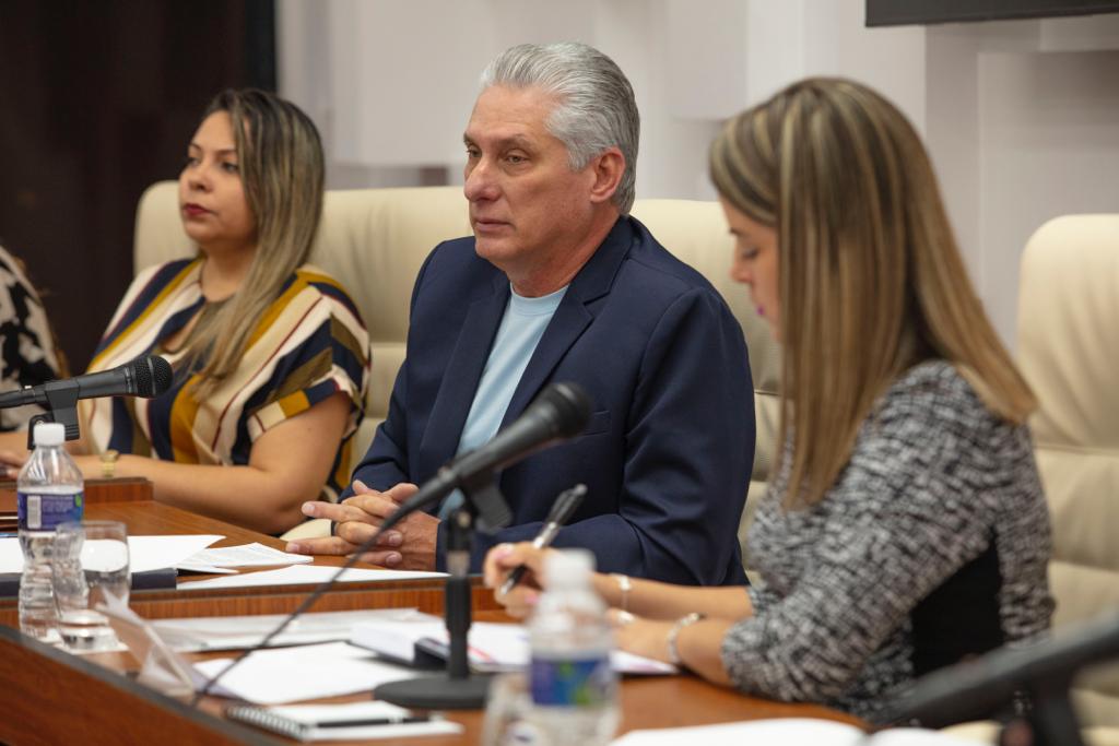PresidenciaCuba's tweet photo. .@DiazCanelB: "Que la @UJCdeCuba y todas las organizaciones estudiantiles y los movimientos juveniles tengan una dinámica tal que todos los días quieran hacer algo nuevo e inventen algo nuevo.  Que nuestra cotidianidad se llene de las propuestas que partan de los jóvenes". #Cuba https://t.co/oeveES2smF