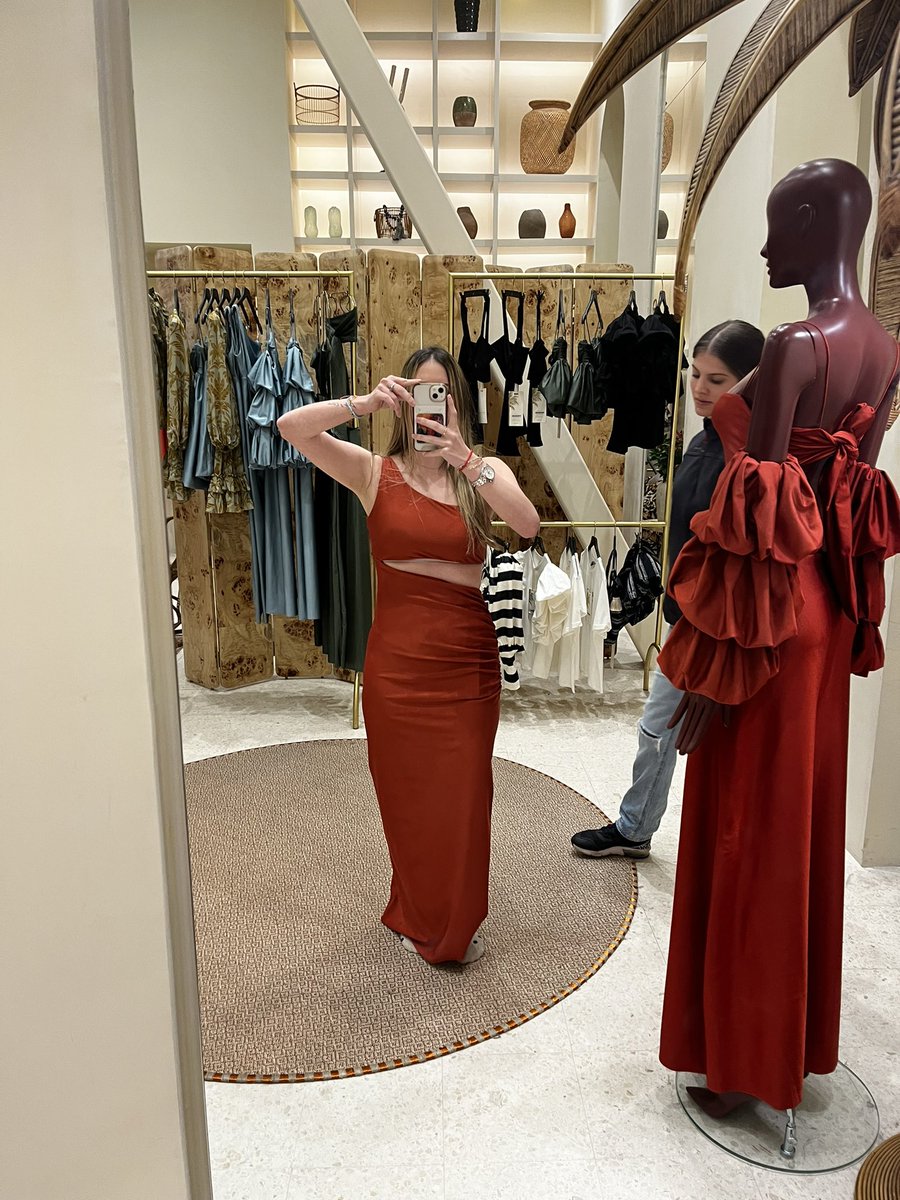LauraBoenheim's tweet photo. 🥹🥹🥹🥹 ya van 30000 vestidos medidos y no se cual, problemas de primer mundo https://t.co/8tJz5eo5IR