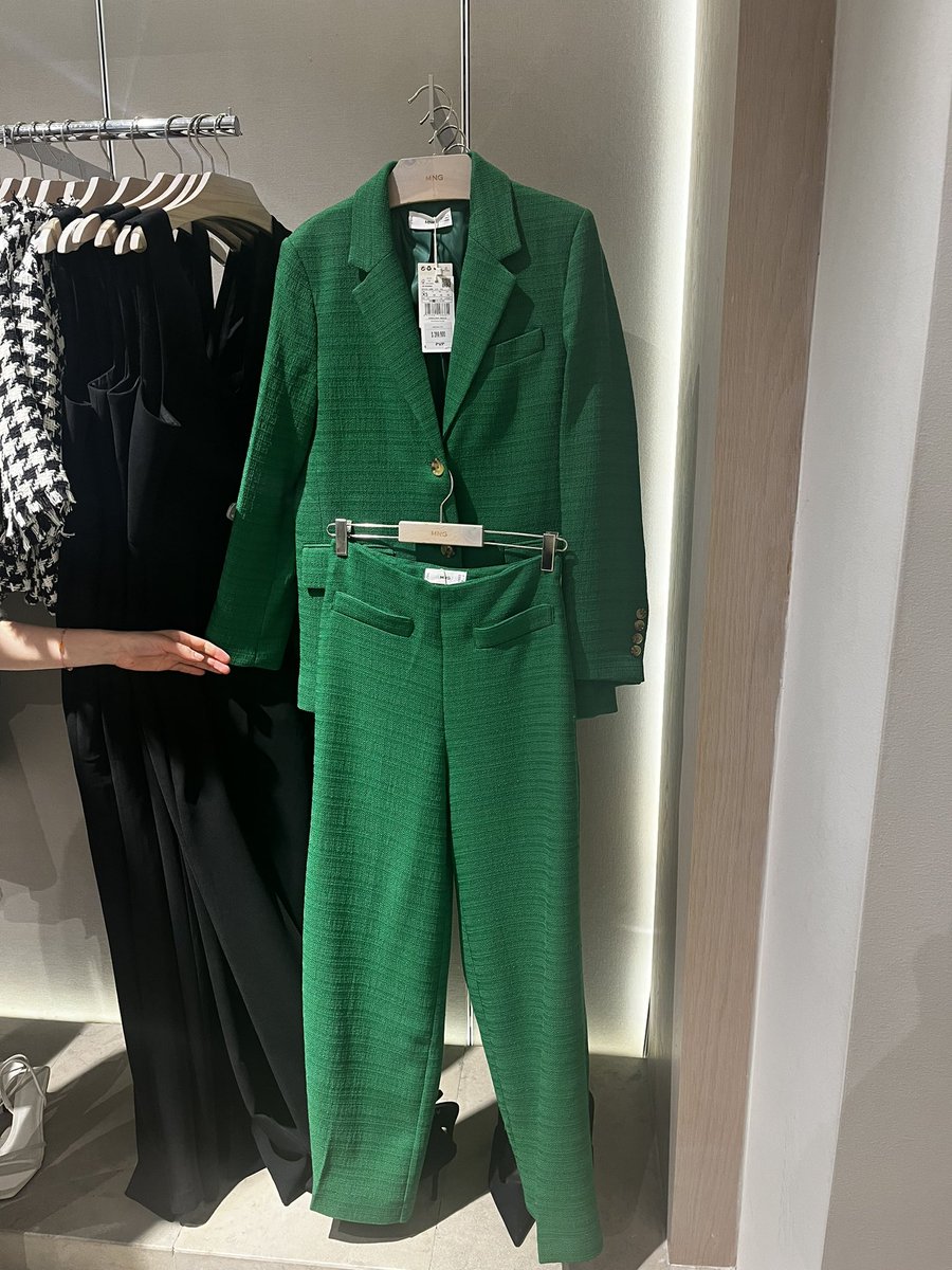 LauraBoenheim's tweet photo. 🥹🥹🥹🥹 ya van 30000 vestidos medidos y no se cual, problemas de primer mundo https://t.co/8tJz5eo5IR