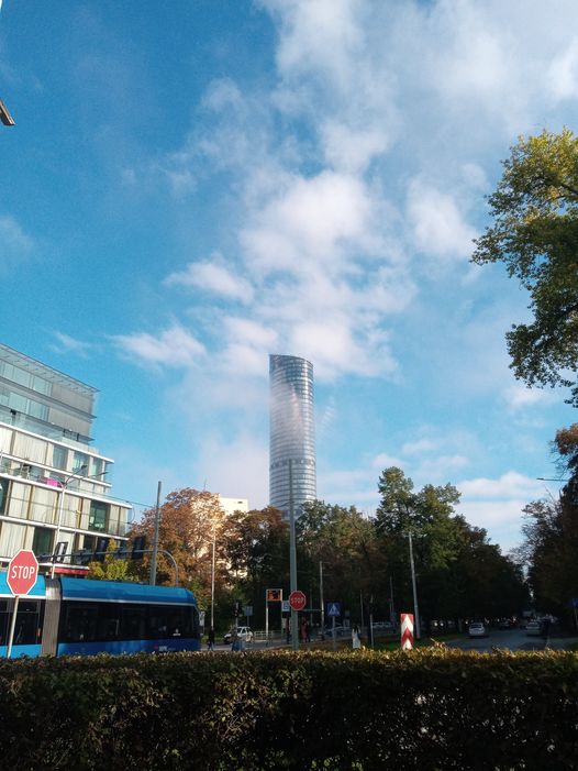 LandinWroclaw's tweet photo. #jesień #blue #skytower #wroclove #landin https://t.co/kApdjiGDTV