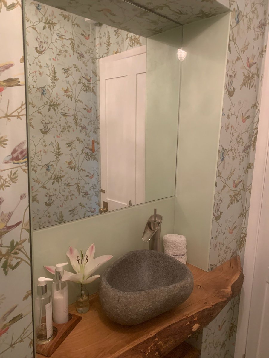 uaglassltd's tweet photo. 🌿 Sage green splashbacks manufactured and installed for a customer in Coltishall 🌿 #uaglass #glasssplashbacks #colouredglass #bathroomdecor #housegoals https://t.co/DsGvAMOwjA