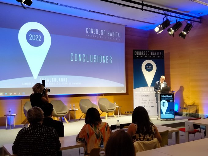 GVAinicotur's tweet photo. 🪑 El conseller @rafacliment_ tanca el @CongresoHabitat  2022 agraint l´esforç del sector i demanant una major sobirania econòmic i energètica.
 Apostem per➕ coneixement ➕innovació i ➕ digitalització per a les empreses per a aconseguir una economia sostenible y valor afegit https://t.co/egms4ulATl