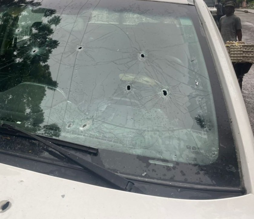 Frantzduval's tweet photo. Une partie du véhicule dans lequel se trouvait Roberson Alphonse après l'attaque de ce matin https://t.co/rkqwYXg8RW