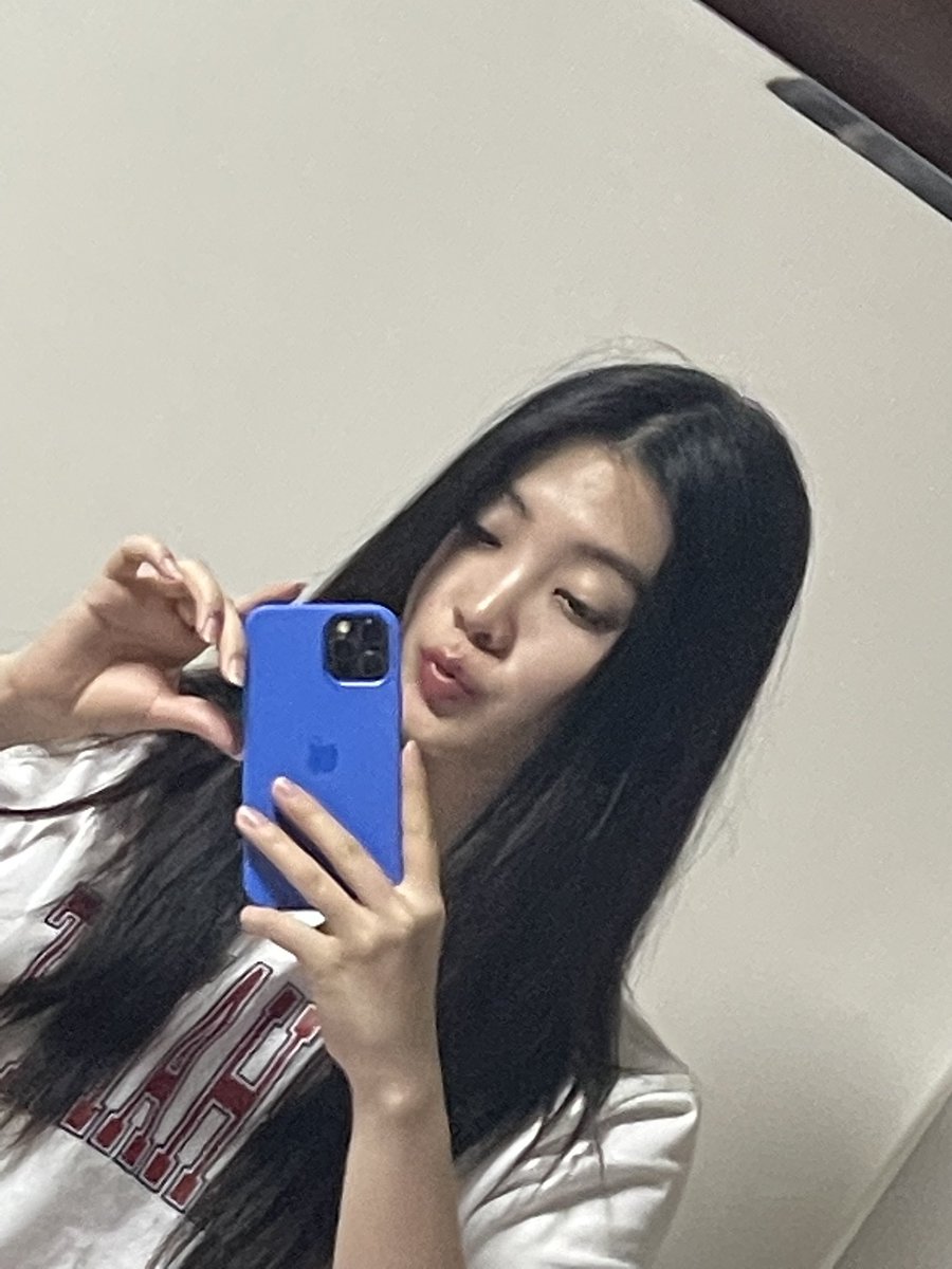 221025
FNS update

"🍒"

#WekiMeki #위키미키 #LUCY #루시 #노효정