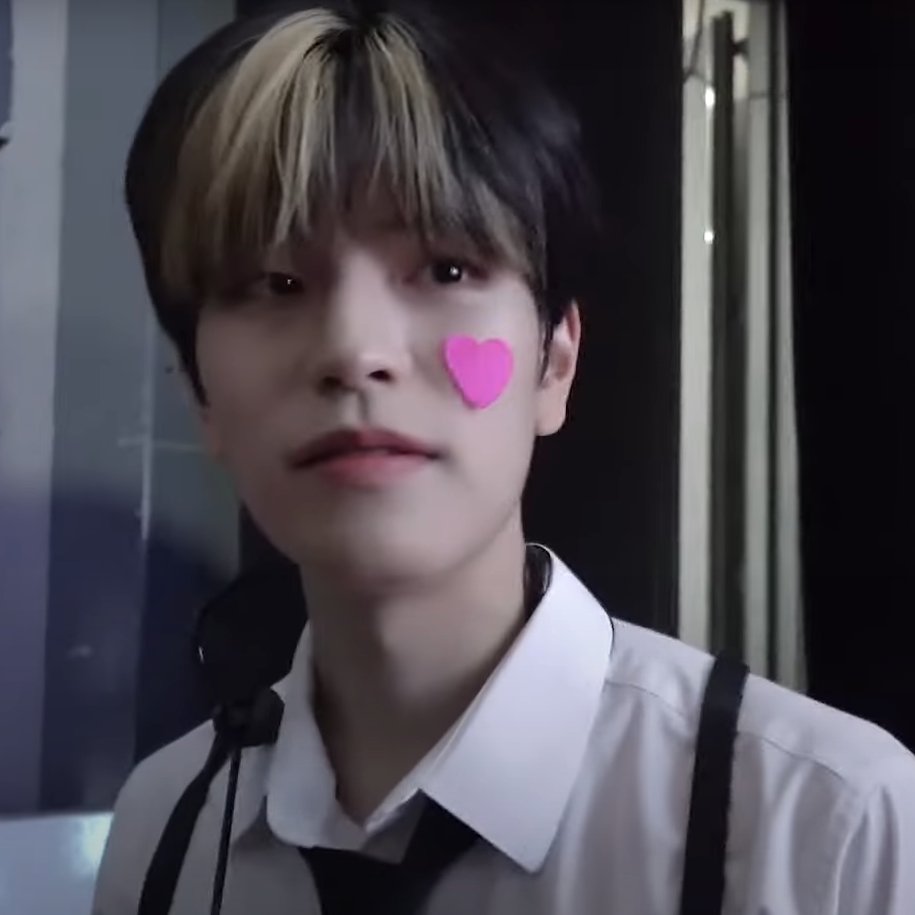 헉!! 승민이 볼에 있는 이 하트 컨페티 사녹 중간에 찬이가 승민이 볼에 붙여준거에요 ㅜㅜㅜ 이거 안떼고 있었구나