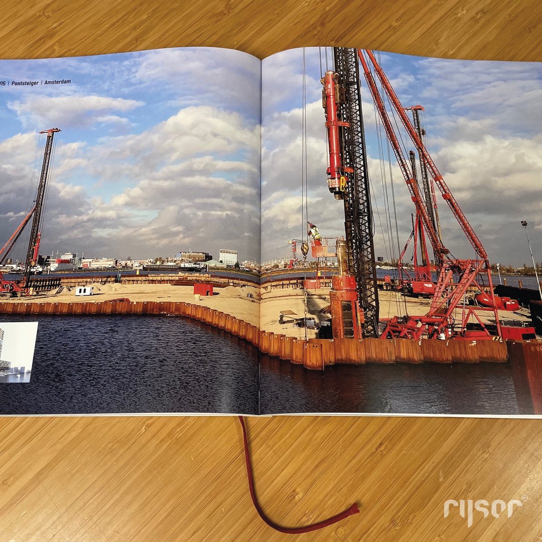 Tijdens een fijne samenwerking met Zaaq is dit Vroom jubileumboek tot stand gekomen. 
Genaaid gebrocheerd boek met gekartonneerd plat vzv laserstans, foliedruk en gecacheerde platten.
Gedrukt in Staccato raster voor betere detailweergave.

#gekartonneerd 
#foliedruk
#laserstans