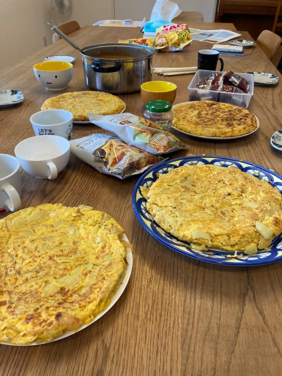 QUESPA1's tweet photo. 活動紹介ー3 スペイン料理会🍳
🇪🇸出身のメンバーのもと、Tortilla de patatas（じゃがいものオムレツみたいなもの）と、Gazpacho（野菜の冷製スープ）の2品を、参加者で分担しながら作りました。

どちらも何度もおかわりできるくらいおいしかったです😋

別のスペイン料理も作ってみたいですね✨ https://t.co/v0cvhZLUbw