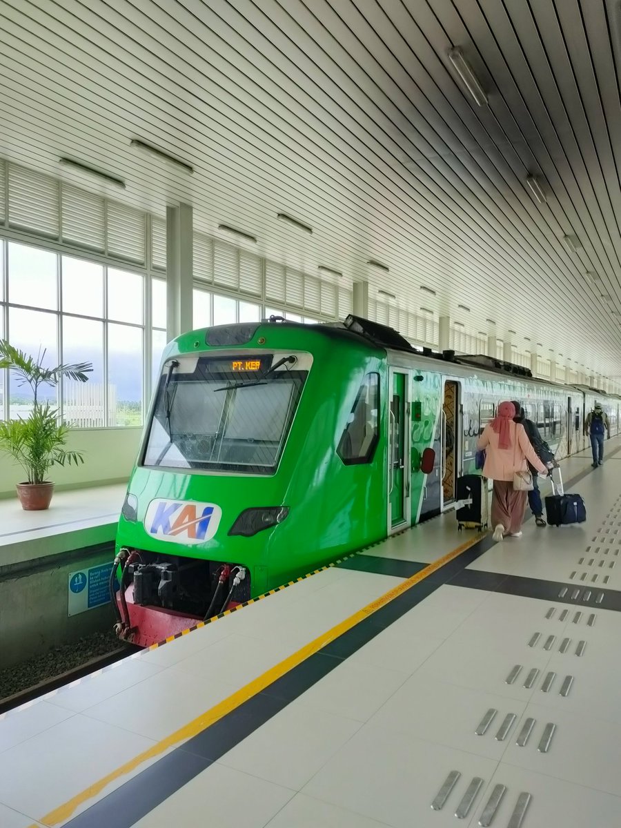 Lenny_diary's tweet photo. Naik KA Bandara Jogja
Mau terbang ❌
Mau liat pemandangan ✅

Cukup bayar 20rb buat sekali jalan, maka sepanjang 40menit udah dapet view tjakep loh! Keretanya bagus bersih dengan jendela segede gaban jadi enak banget buat bengong sambil hiling hiling.

https://t.co/2fpOwJdX76 https://t.co/KgPHfgOCHB