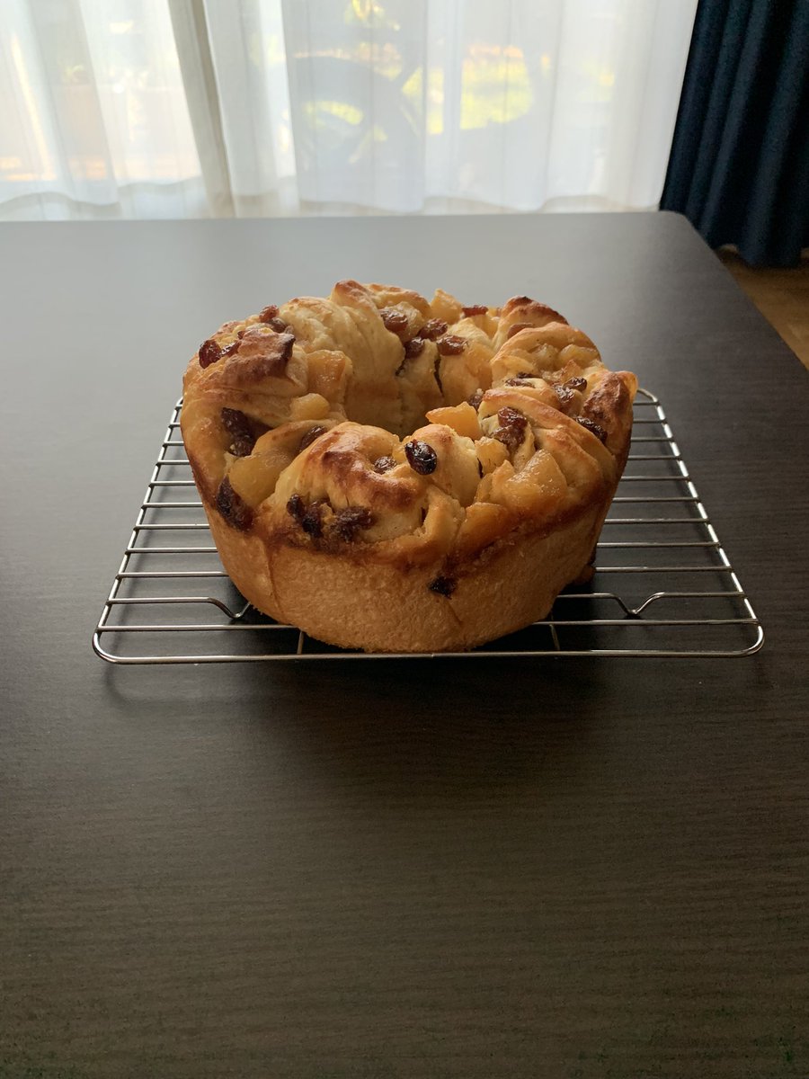 citron_jam7's tweet photo. 家族からのリクエストでアップルリング🍎パンというかもはやスイーツなんですが、たまには心の栄養も良いよね〜てことで✌︎昔懐かしの味が持つパワーってすごいな‼︎あっという間に平らげてくれた✌︎✌︎ https://t.co/Vj9ix3M5TL