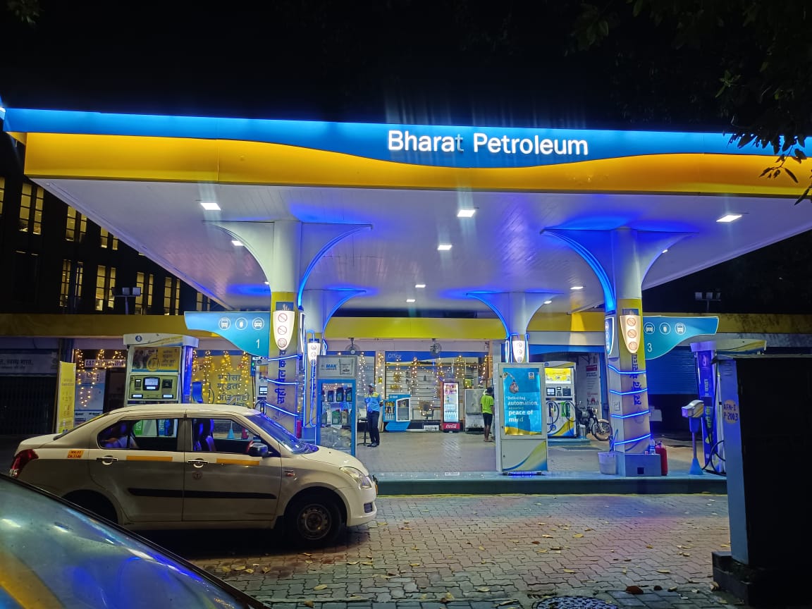 BPCLRETAILMUMB1's tweet photo. Wishing all our valued patrons abundance of joy this Diwali. 
From BPCL team at *Daulat Automobiles,Mumbai Territory*
#HappyDiwali      
#photooftheday
#powerwithinyou
#PureforSure #BharatPetroleum #BPCLfuelstations #EnergisingLives 
 @BPCLimited @rakeshsinhabpc @Umesh_BPCL https://t.co/o4yxBKcsHl