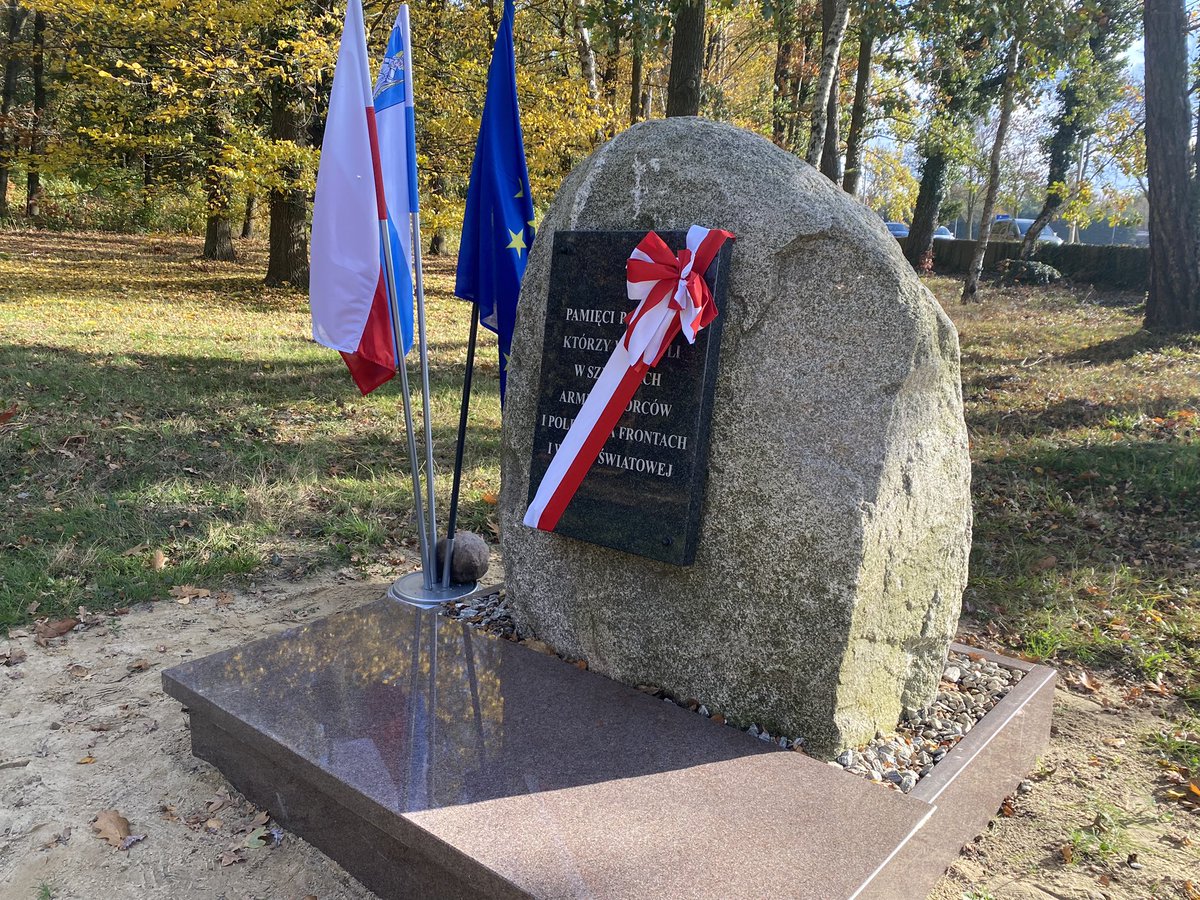 Dziś odsłoniliśmy pomnik na cmentarzu wojennym na Gadce Starej w gm.Rzgów.Miejsce ma upamiętniać Polaków,którzy walczyli w szeregach armii zaborców i polegli na frontach I Wojny Światowej.Już niebawem będziemy odwiedzać groby naszych bliskich,pamiętajmy też o wojennych mogiłach🕯️