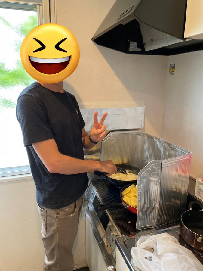 QUESPA1's tweet photo. 活動紹介ー3 スペイン料理会🍳
🇪🇸出身のメンバーのもと、Tortilla de patatas（じゃがいものオムレツみたいなもの）と、Gazpacho（野菜の冷製スープ）の2品を、参加者で分担しながら作りました。

どちらも何度もおかわりできるくらいおいしかったです😋

別のスペイン料理も作ってみたいですね✨ https://t.co/v0cvhZLUbw